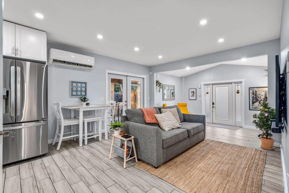 There's also a cozy dining nook that can seat up to four people.