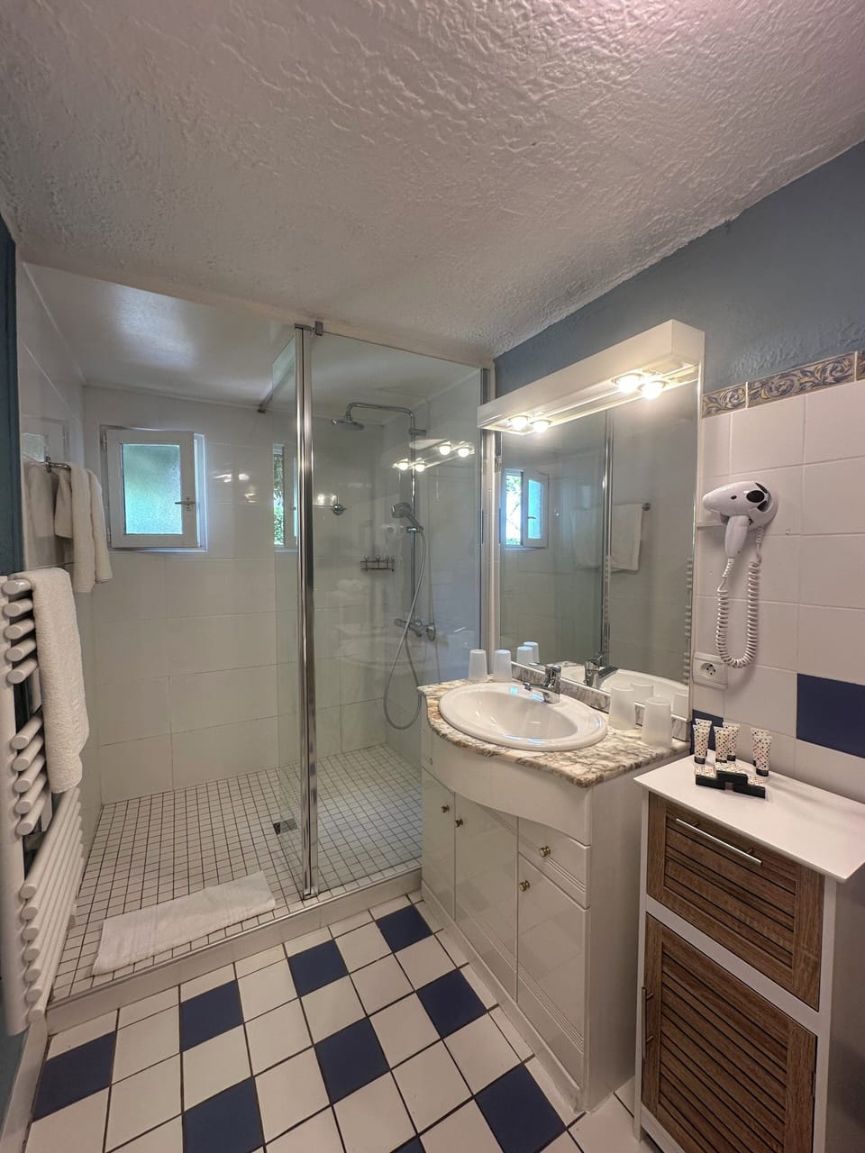 Family Annex | Bathroom | Shower, free toiletries, hair dryer, towels