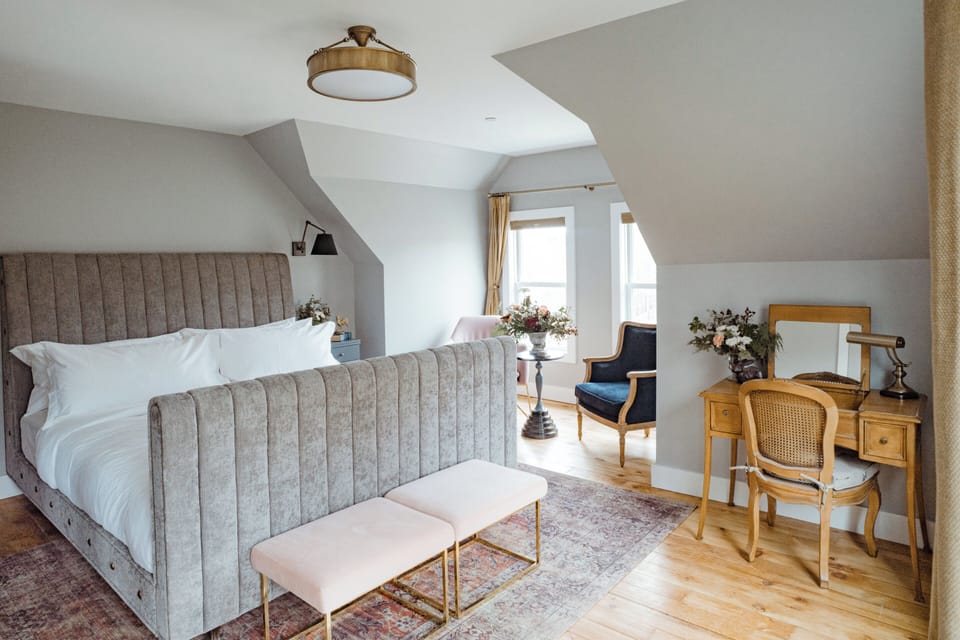 Standard Room, 1 King Bed, Garden View | In-room safe, blackout drapes, iron/ironing board, free WiFi