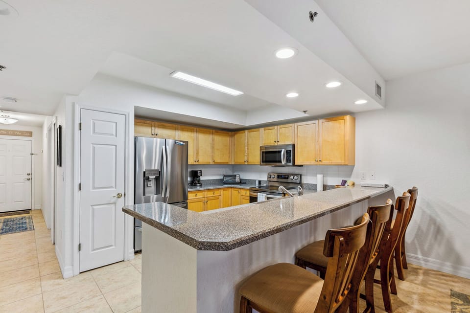 Extra seating for 4 at the kitchen counter