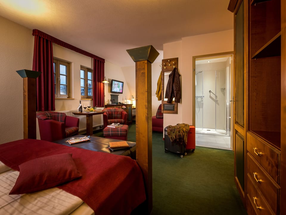 Junior Suite | Premium bedding, down comforters, pillowtop beds, minibar