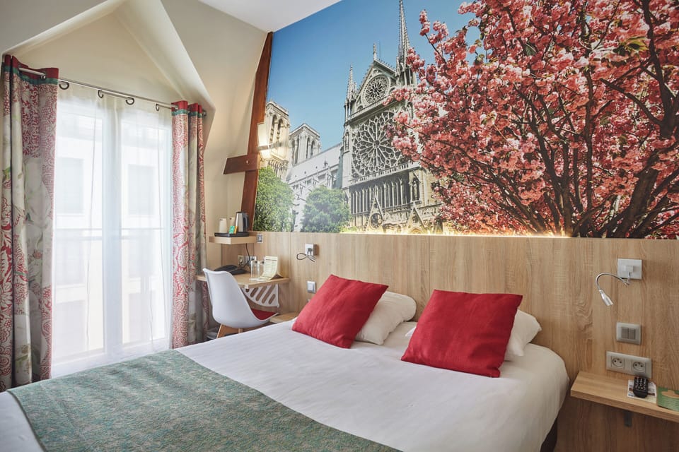 Comfort Double Room | In-room safe, desk, soundproofing, iron/ironing board