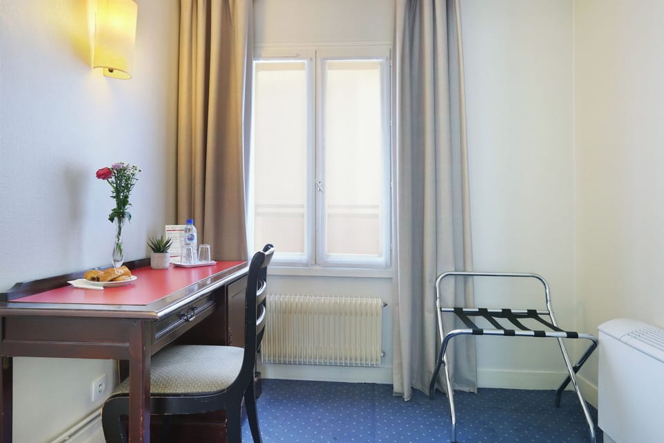 Comfort Twin Room | In-room safe, desk, soundproofing, iron/ironing board