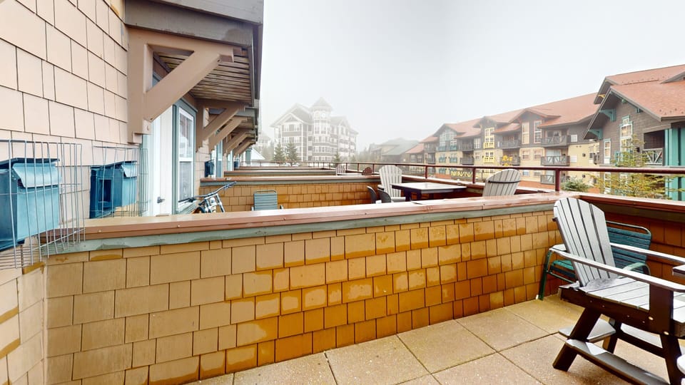 Balcony, Desk, Furniture, City, Chair
