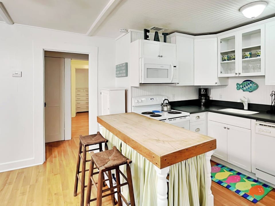 House, Multiple Beds, Patio, Garden View (A Shore Thing) | Private kitchen | Fridge, microwave, oven, stovetop