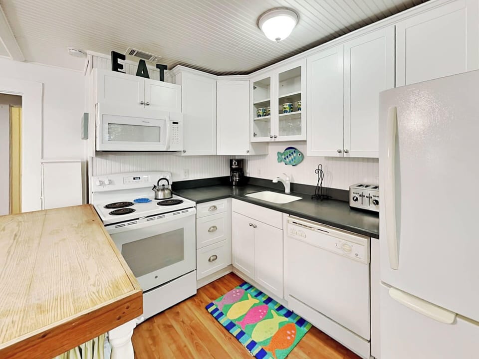House, Multiple Beds, Patio, Garden View (A Shore Thing) | Private kitchen | Fridge, microwave, oven, stovetop