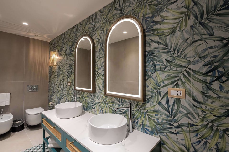 Junior Suite, 1 King Bed | Bathroom | Shower, rainfall showerhead, free toiletries, hair dryer