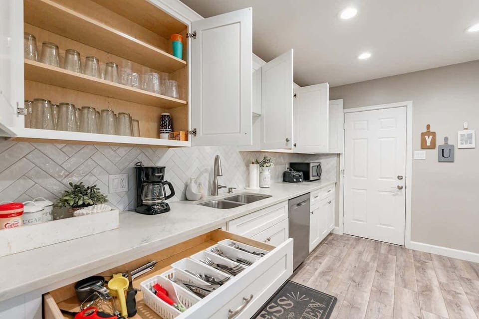 Fully stocked kitchen ready to enjoy. 