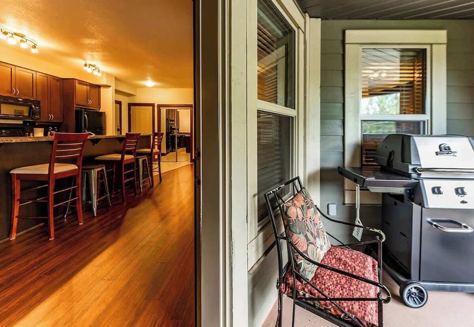 Kick back. Cook up grub indoors or grill outside. Uncomplicated mountain life.