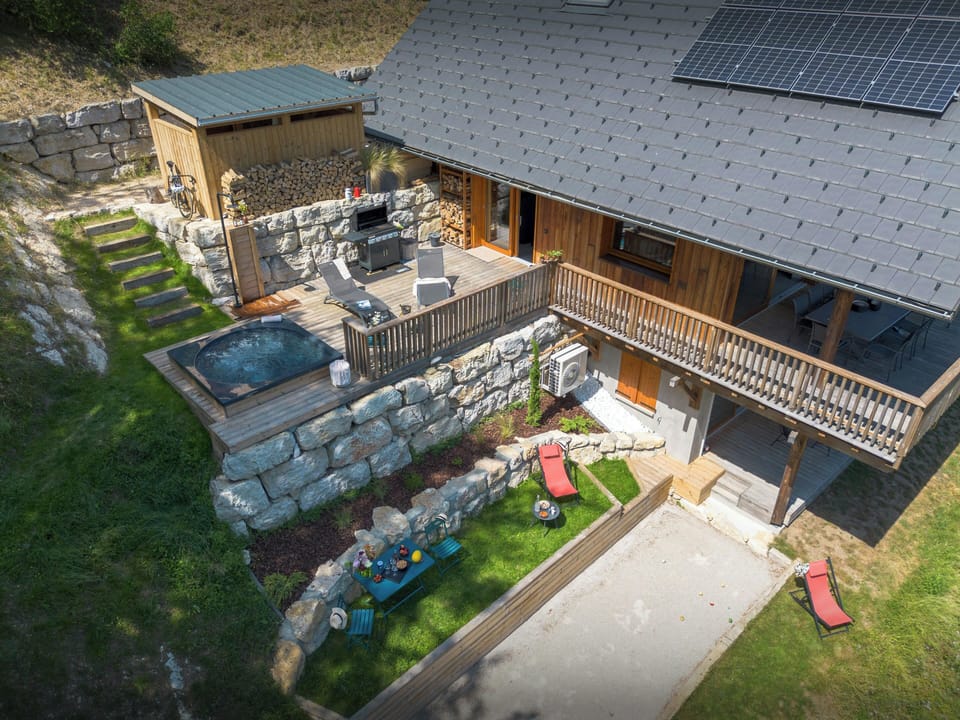 Summer exterior with jacuzzi & petanque court