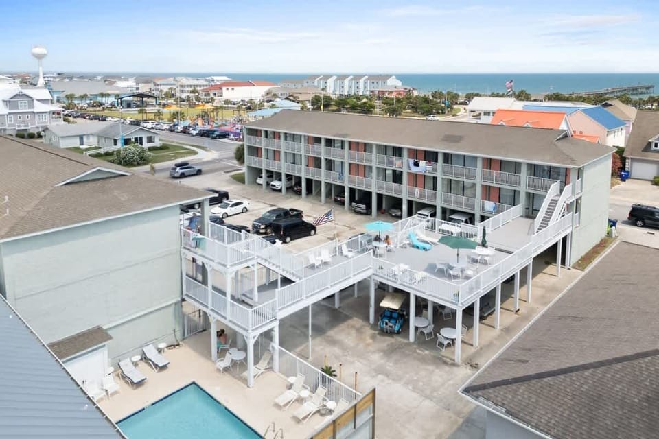 Stylishly renovated condo just minutes from the beach and local attractions