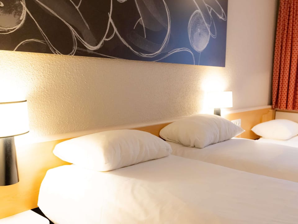 Standard Room, 3 Twin Beds | Desk, laptop workspace, blackout drapes, soundproofing