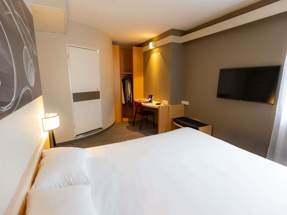 Standard Double Room, 1 Double Bed | Desk, laptop workspace, blackout drapes, soundproofing