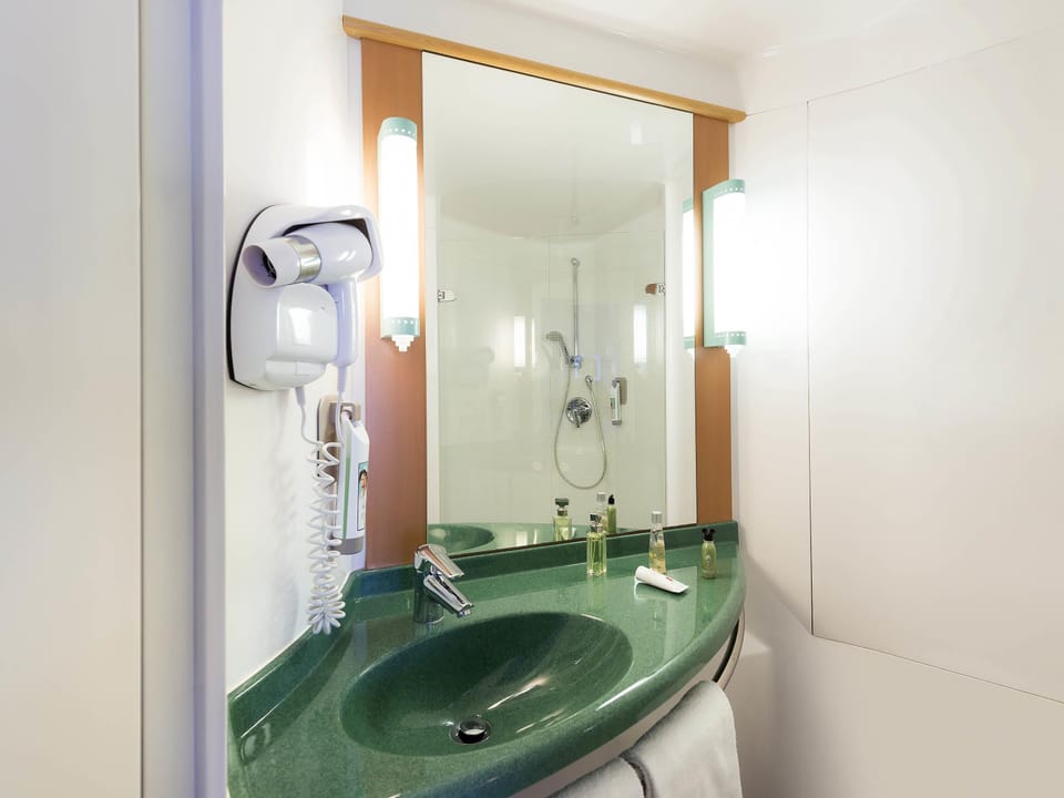 Room, 2 Twin Beds | Bathroom | Shower, eco-friendly toiletries, hair dryer, towels