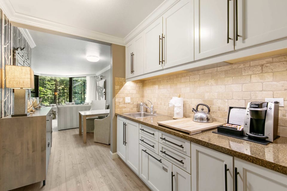 Kitchen: Well-equipped kitchen, stainless steel appliances, Wolf 2-burner cooktop, Keurig