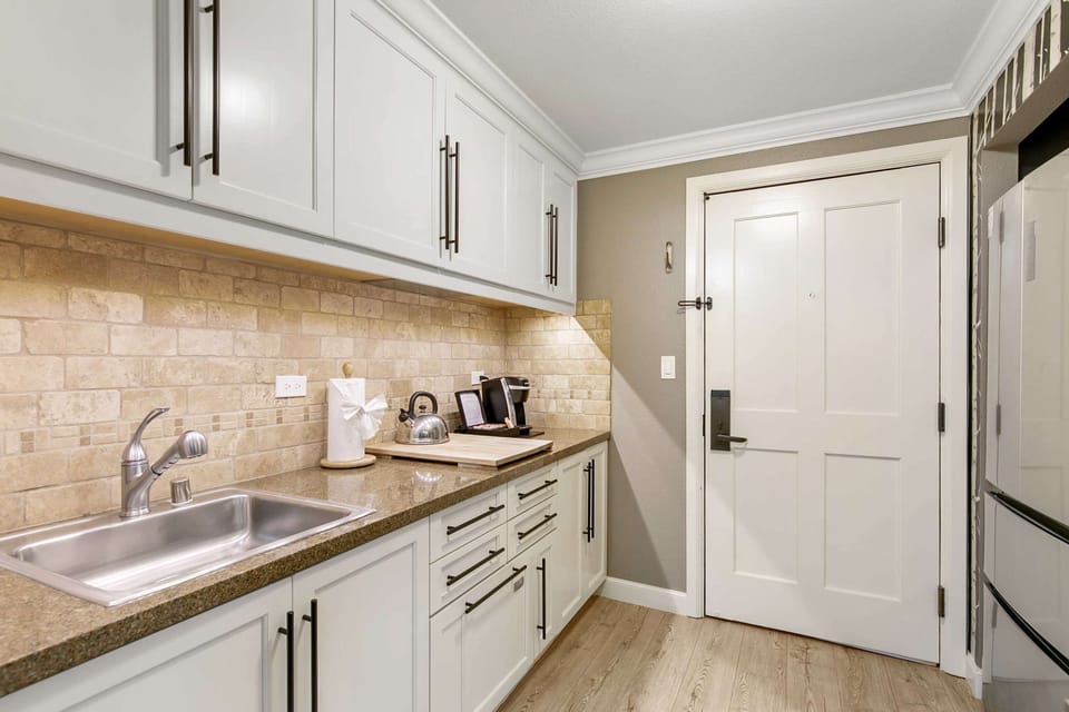 Kitchen: Well-equipped kitchen, stainless steel appliances, Wolf 2-burner cooktop, Keurig