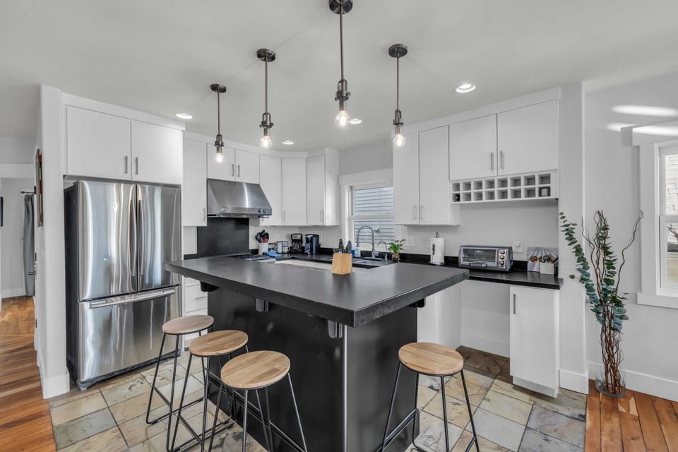 Kitchen: Fully equipped kitchen, stainless steel appliances, kitchen island w/4 bar stools