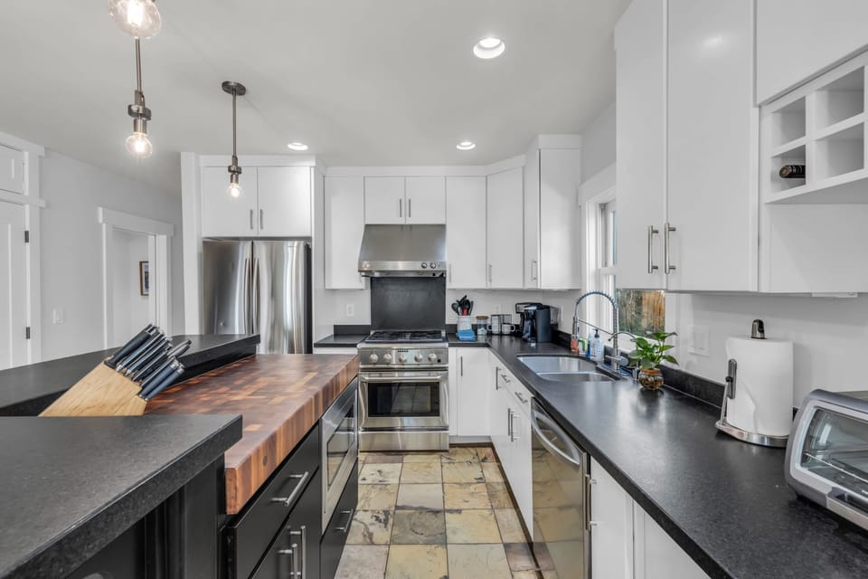 Kitchen: Fully equipped kitchen, stainless steel appliances, kitchen island w/4 bar stools