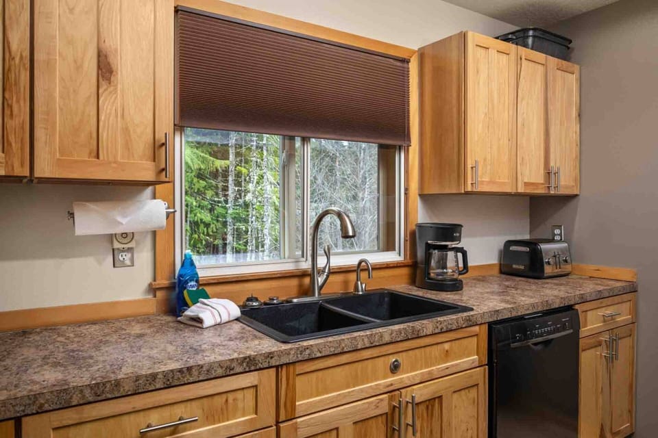 "Great stay! Highly recommend the property and location for adventures around Mt Hood." - Arielle
