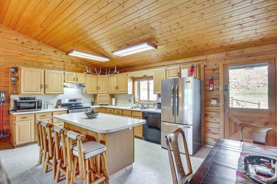 Kitchen | Dining | Cooking Basics Supplied | Top Floor