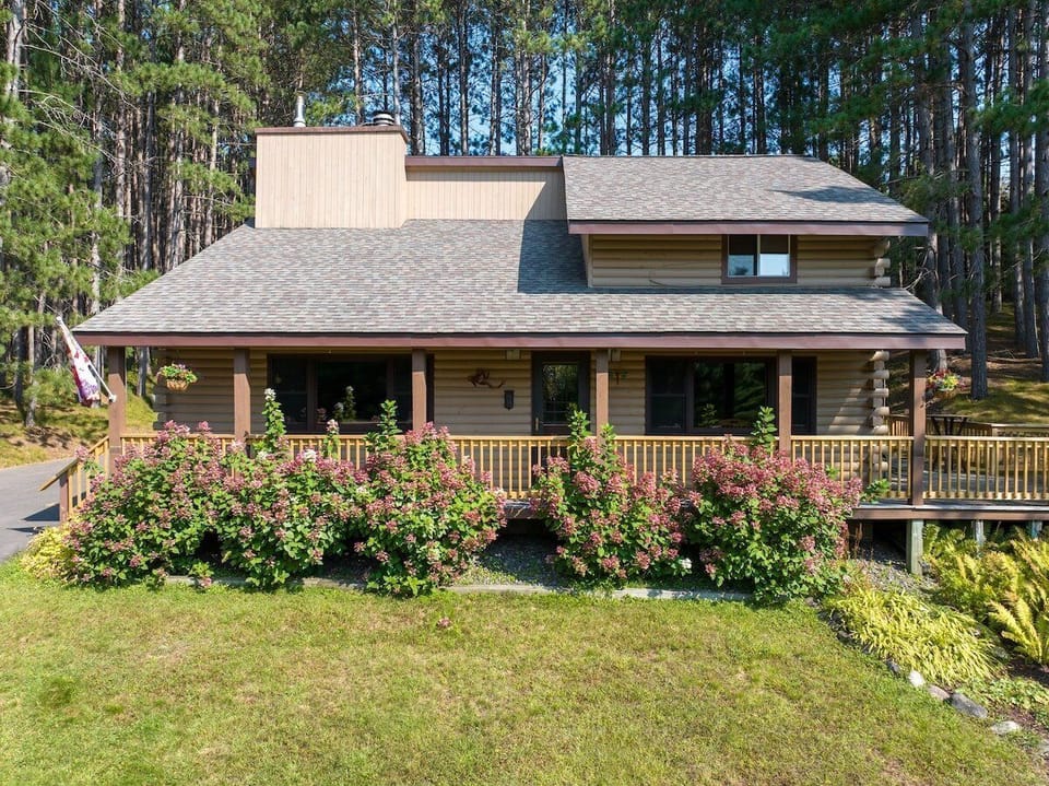 3 bedroom 2 bath log home in Cable.