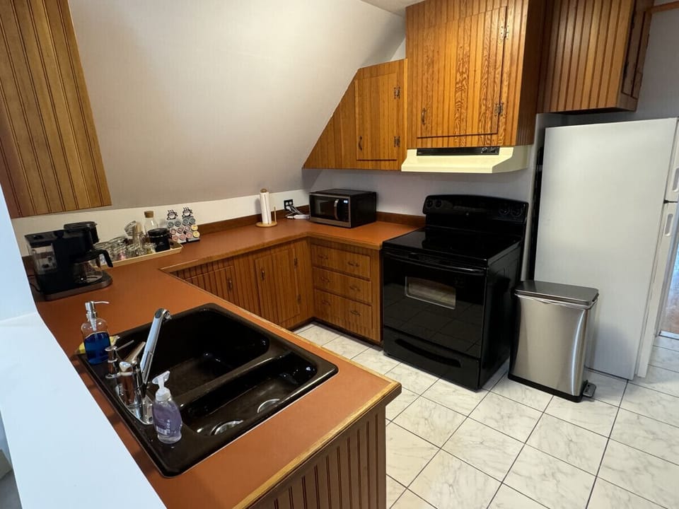 Small space, big convenience! Our modern kitchenette is fully equipped with a microwave, mini-fridge, and all the essential cookware for a quick and easy meal.