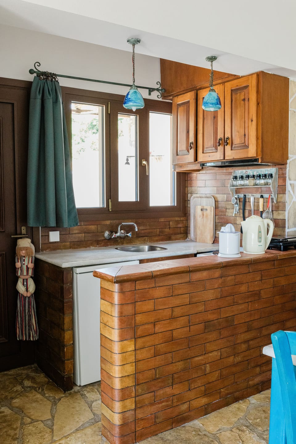 Full-size fridge, microwave, oven, stovetop