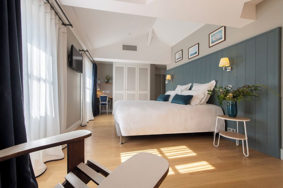 Premier Double or Twin Room | Premium bedding, minibar, in-room safe, desk