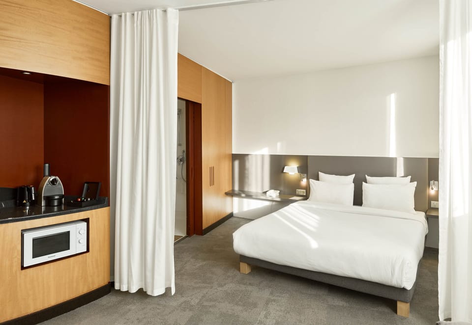 Premium bedding, free minibar, in-room safe, desk