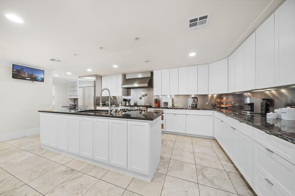 Fully equipped kitchen with high quality granite countertops.