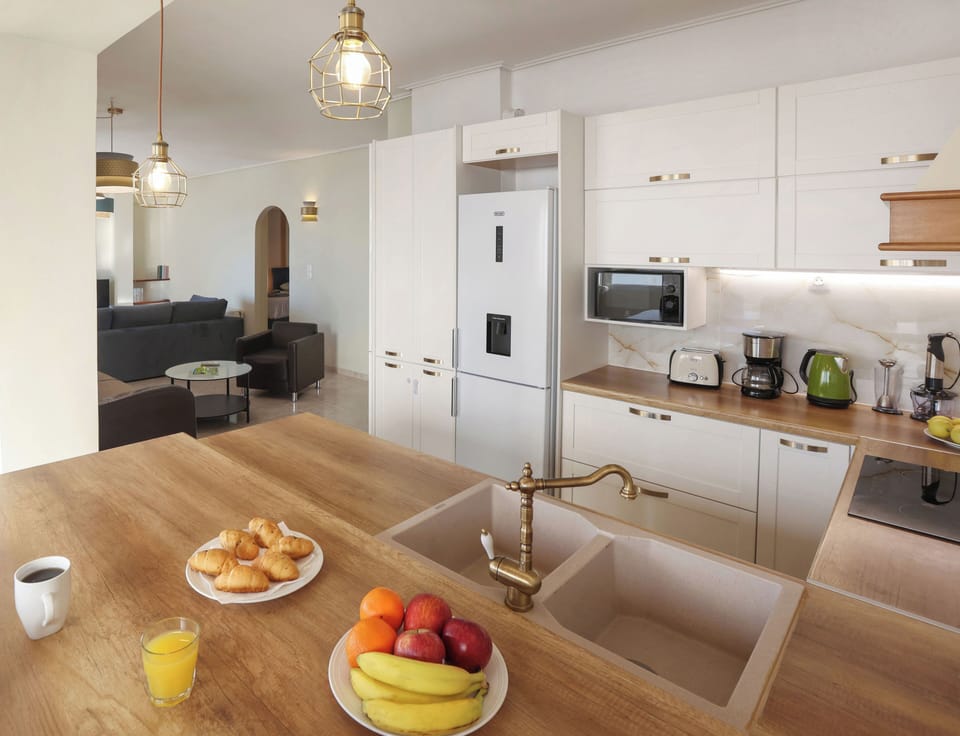 Family Apartment, 2 Bedrooms, City View | Private kitchen | Fridge, microwave, oven, stovetop