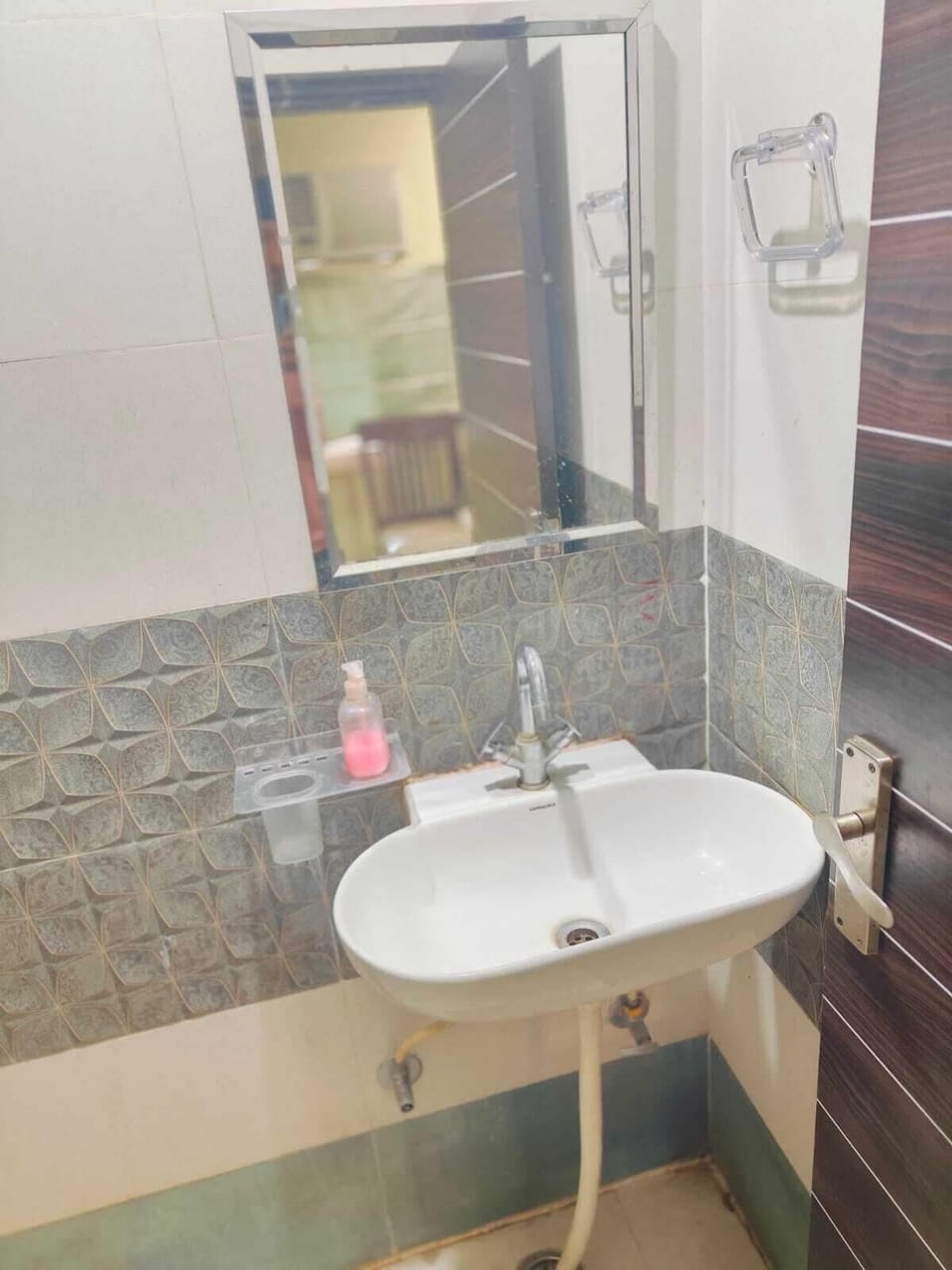 Standard Room, Garden View | Bathroom | Shower, free toiletries, towels, soap