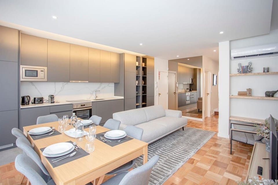 House | 4 bedrooms, desk, iron/ironing board, Internet