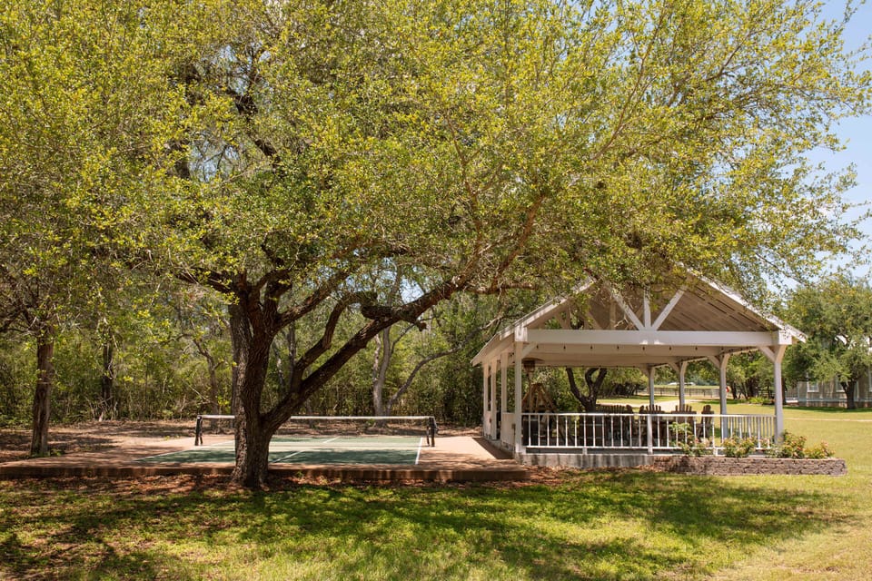 Pickleball court and pavilion with seating + two grills - shared with the Main House