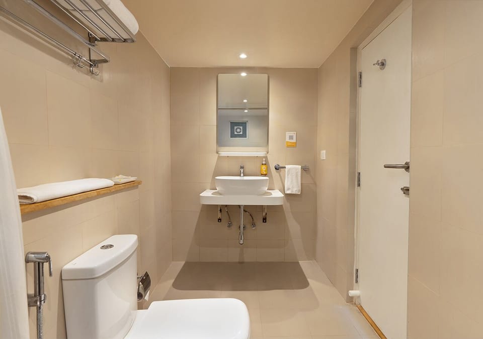 Executive Double Room | Bathroom | Shower, free toiletries, hair dryer (on request), towels