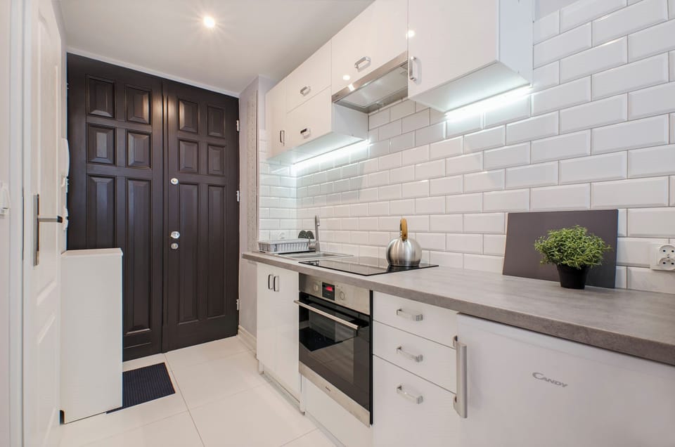 Signature Apartment | Private kitchen | Mini-fridge, oven, stovetop, electric kettle
