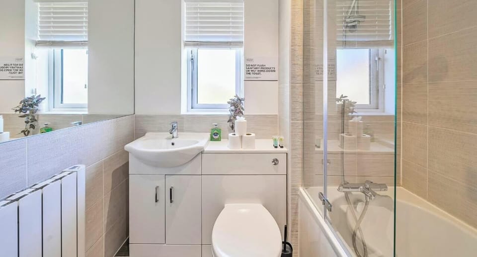 SOOTHING BATHROOM WITH ESSENTIALS