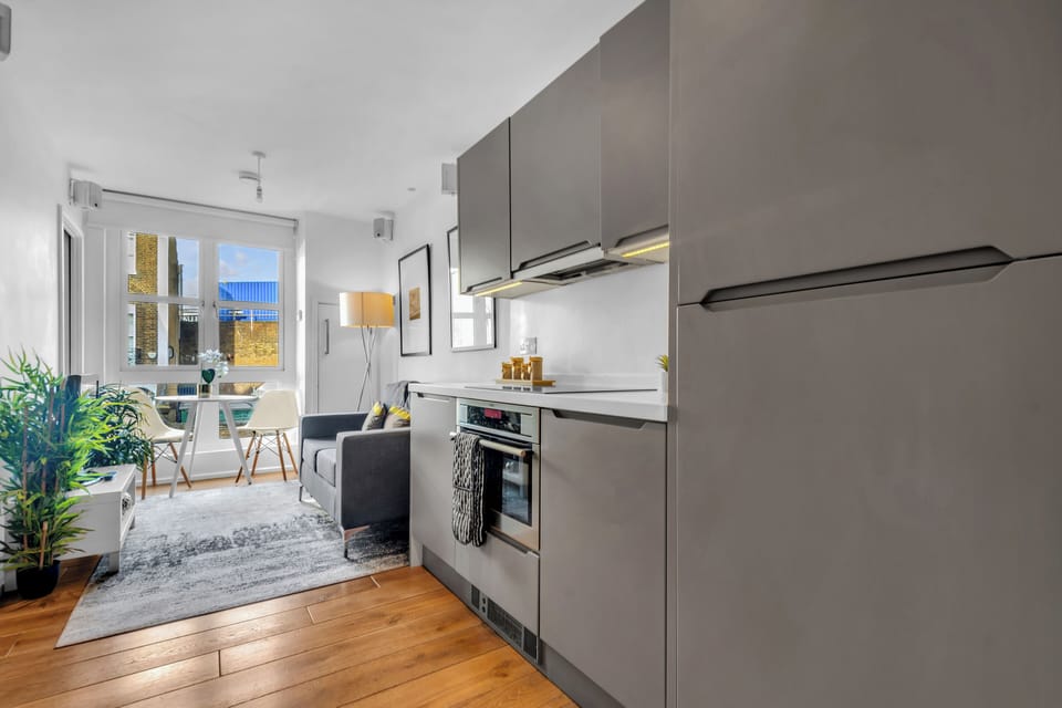 Apartment, 1 Bedroom, Non Smoking, Kitchenette | Living area | 40-inch TV with satellite channels