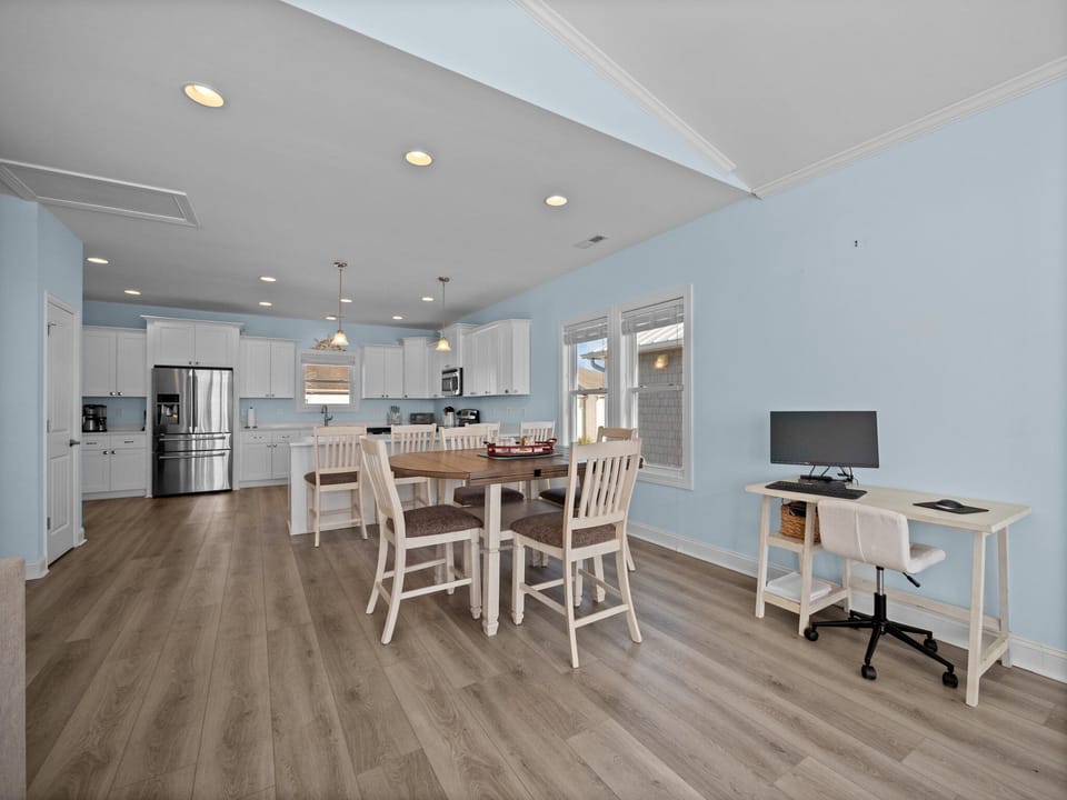 Living Room/Dining Area