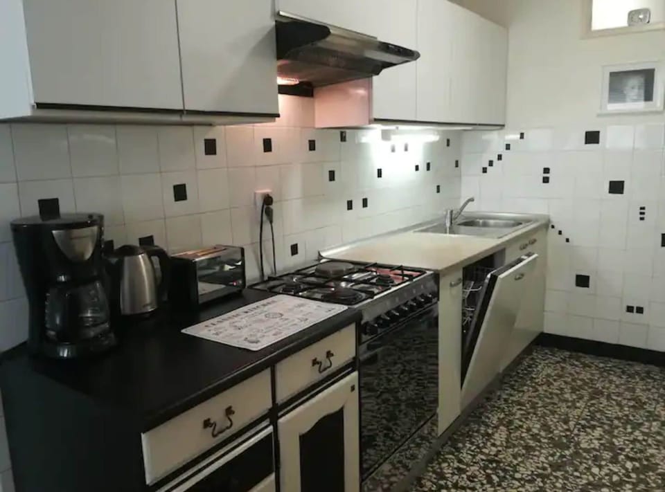 Apartment (Friendly Well Located Family Apartmen) | Private kitchen | Fridge