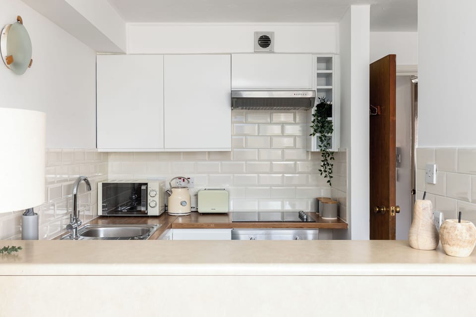 Deluxe Apartment, 1 Bedroom, Private Bathroom | Private kitchen | Microwave, oven, stovetop, electric kettle