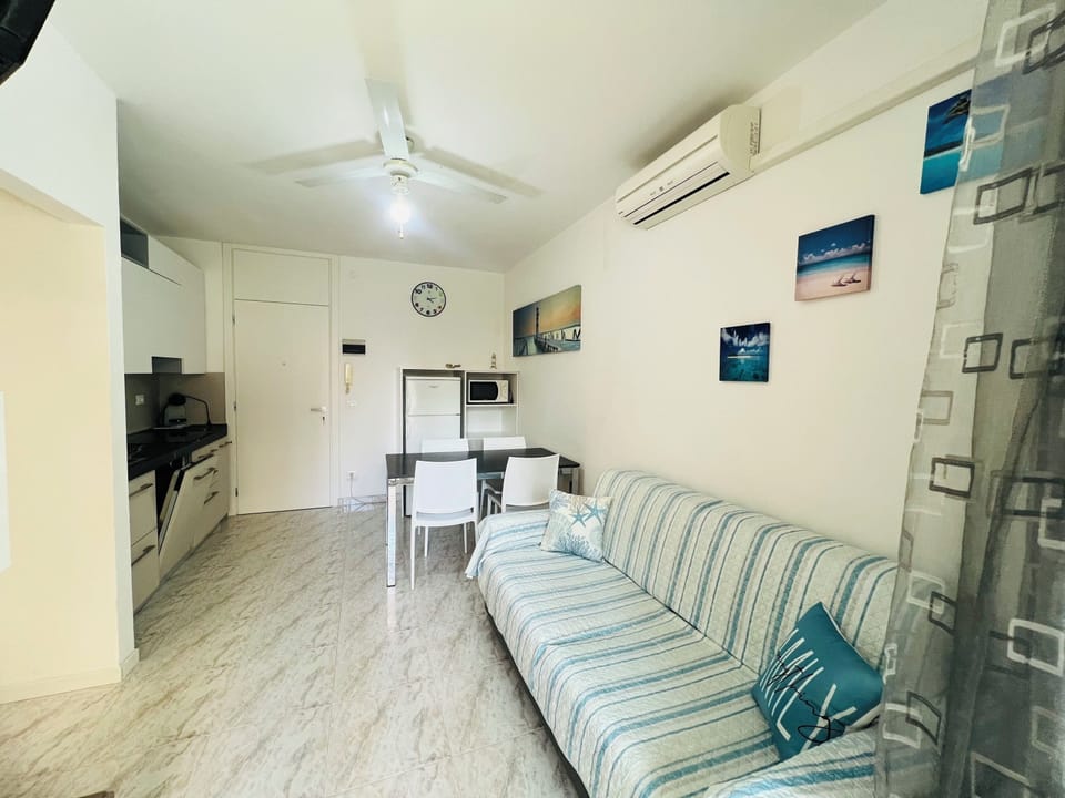 Apartment, 1 Bedroom, Balcony, City View | Living room