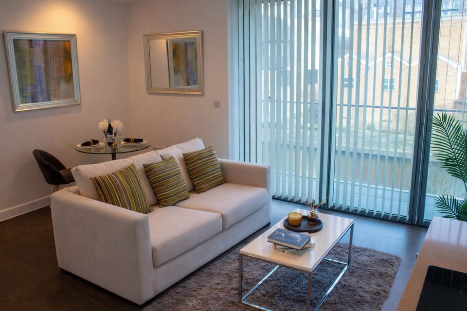 Apartment, 1 Bedroom, Non Smoking, Kitchenette | Living area | 40-inch TV with satellite channels