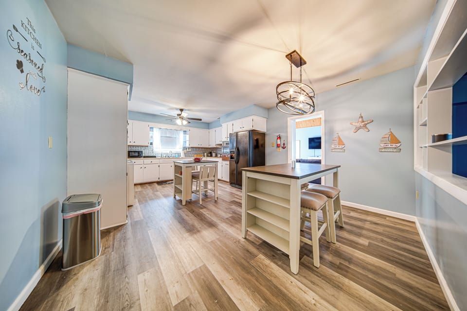 Dining Area | Dishware/Flatware Provided