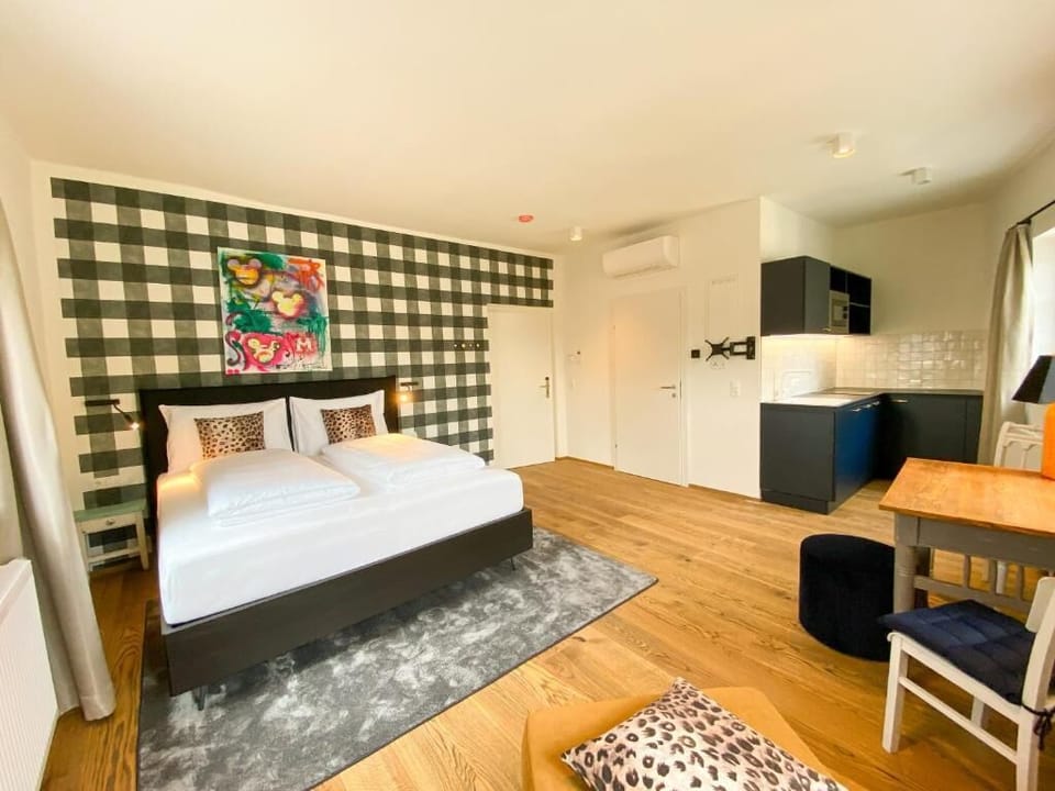 Family Studio | In-room safe, laptop workspace, soundproofing, free WiFi