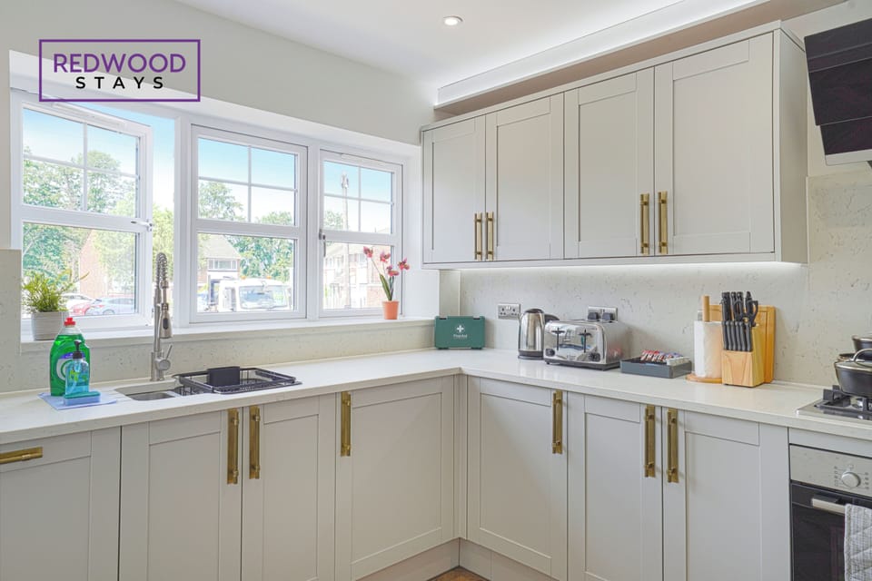 Superior House, 4 Bedrooms, Patio | Private kitchen | Dining tables