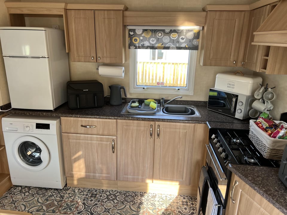 Cabin | Private kitchen | Fridge, microwave, oven, stovetop