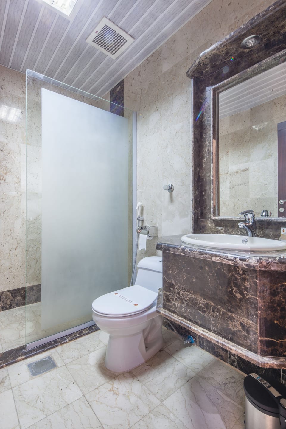 Deluxe Suite | Bathroom | Shower, hair dryer, bathrobes, slippers
