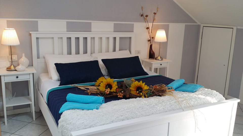 Double Room, 1 Double Bed, Shared Bathroom | In-room safe, desk, free WiFi, bed sheets