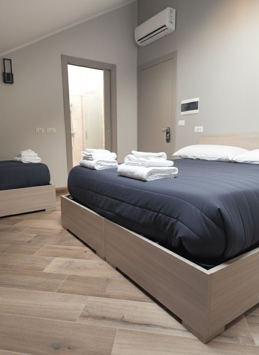 Quadruple Room, Ensuite | In-room safe, desk, WiFi (free), bed sheets